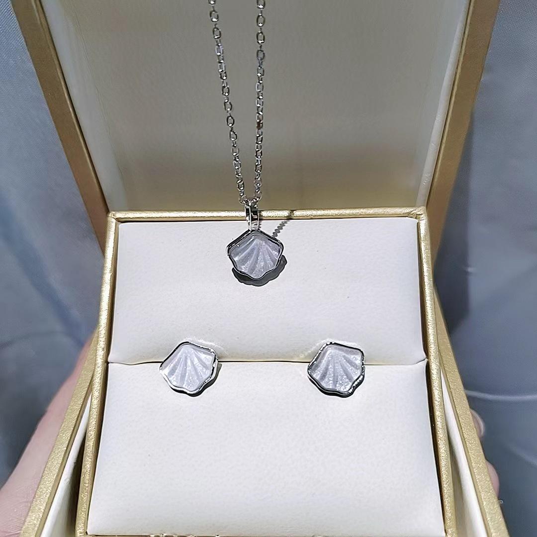 Non-fading Mother-of-pearl Stud Earrings & Necklace Set: Women s High-end, Trendy Design Jewelry.
Non-fading Mother-of-pearl Stud Earrings & Necklace Set: Women s High-end, Trendy Design Jewelry.