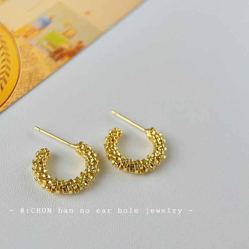 Broken silver C-type mosquito coil disc ear clips, no ear piercings, painless studs, simple temperament, retro commuter earrings, earrings.
Broken silver C-type mosquito coil disc ear clips, no ear piercings, painless studs, simple temperament, retro commuter earrings, earrings.