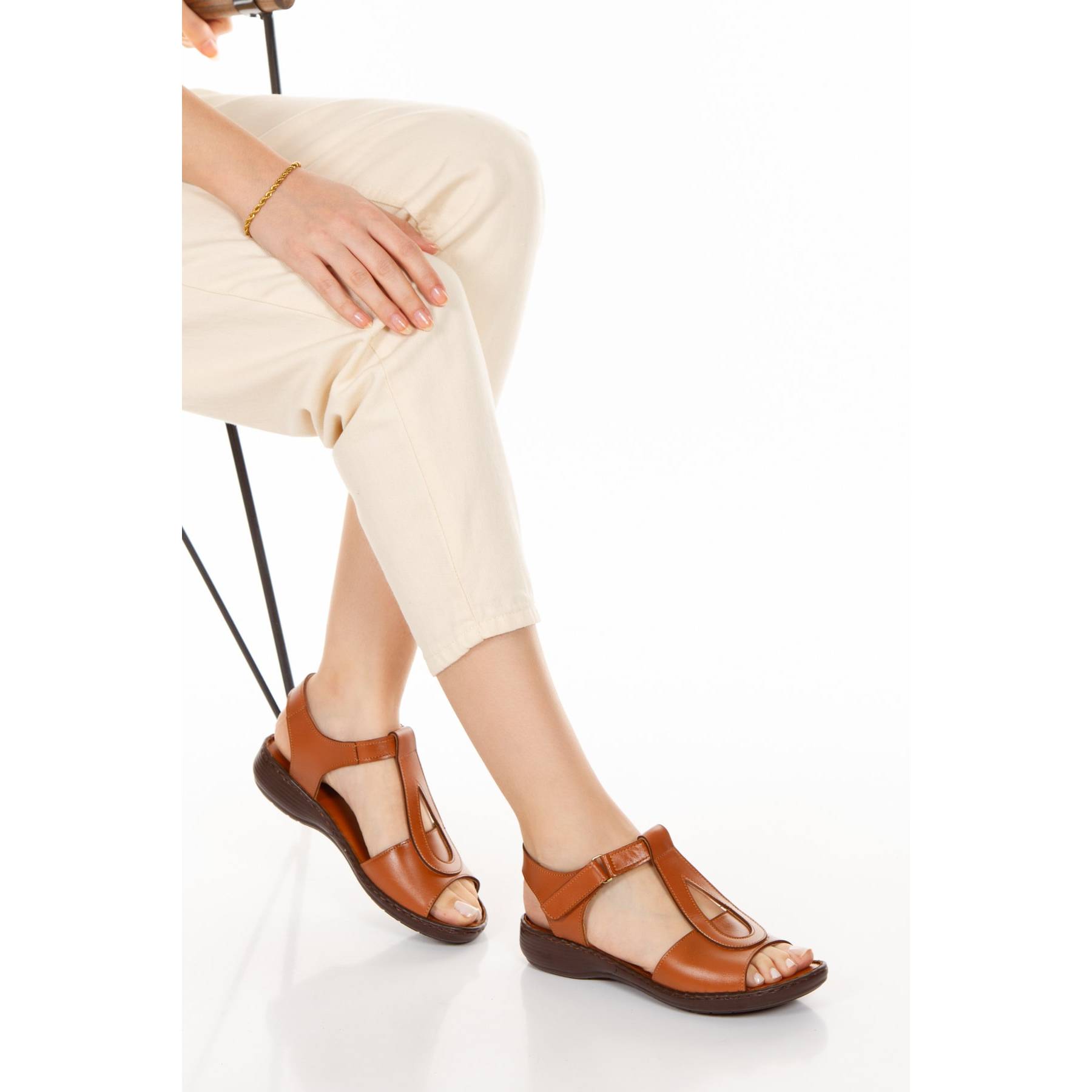 Женские сандалии из натуральной кожи Новые летние удобные дышащие повседневные качественные стильные легкие сандалии 
Женские сандалии из натуральной кожи Новые летние удобные дышащие повседневные качественные стильные легкие сандалии