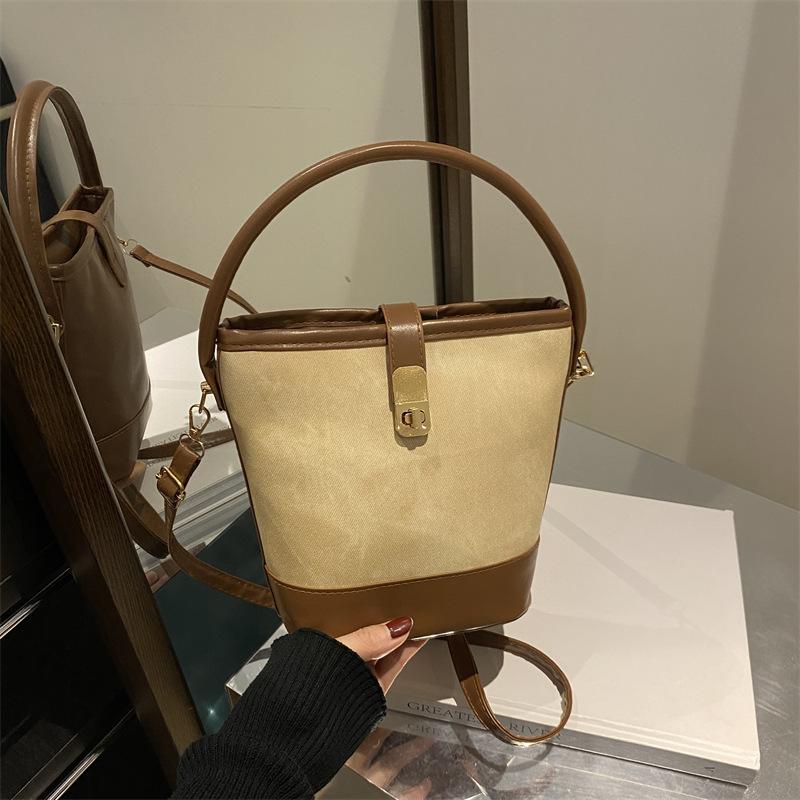 Autumn and winter personalized niche design new handbag commuting to work versatile high-end textured messenger bag коричневий
Autumn and winter personalized niche design new handbag commuting to work versatile high-end textured messenger bag коричневий