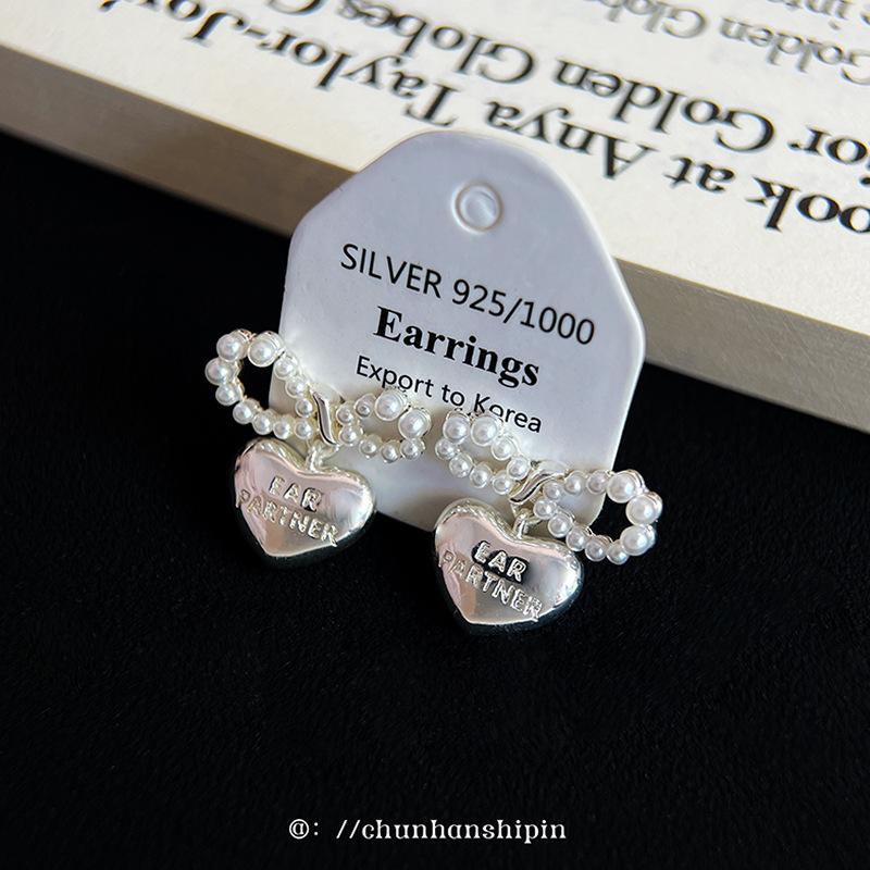 Pearl bow love mosquito coil disc ear clips without ear piercings unique temperament niche high-end stud earrings commuter earrings
Pearl bow love mosquito coil disc ear clips without ear piercings unique temperament niche high-end stud earrings commuter earrings