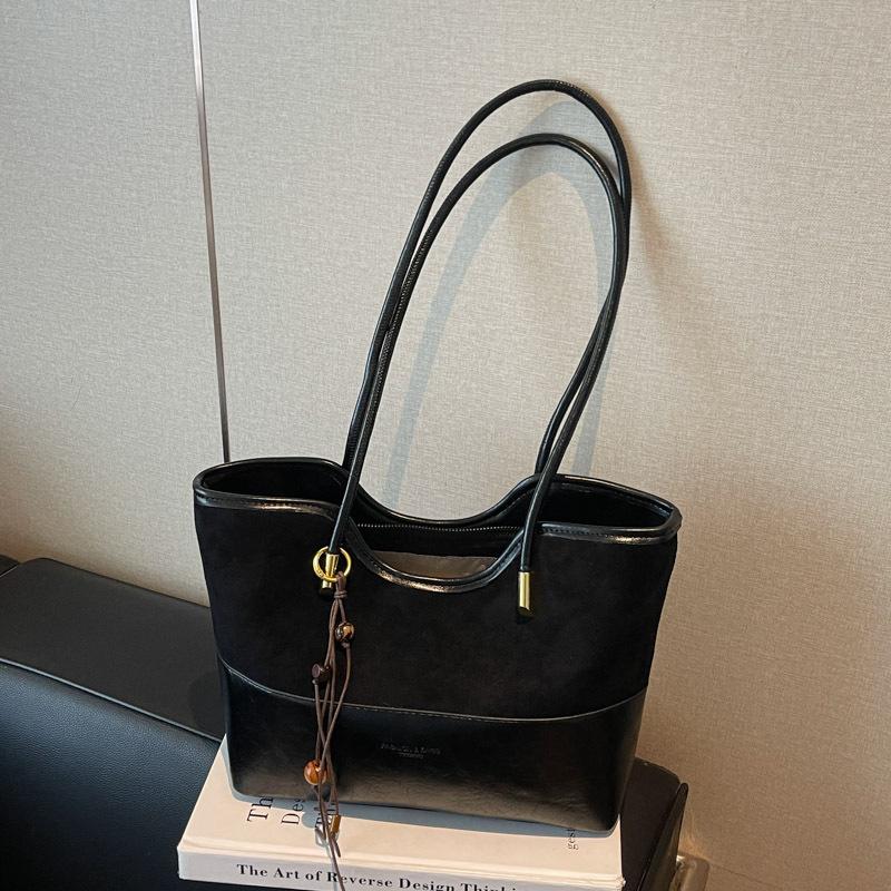 Korean version of commuter tote bag niche splicing suede shoulder bag 2025 autumn and winter new bag women s handbag
Korean version of commuter tote bag niche splicing suede shoulder bag 2025 autumn and winter new bag women s handbag