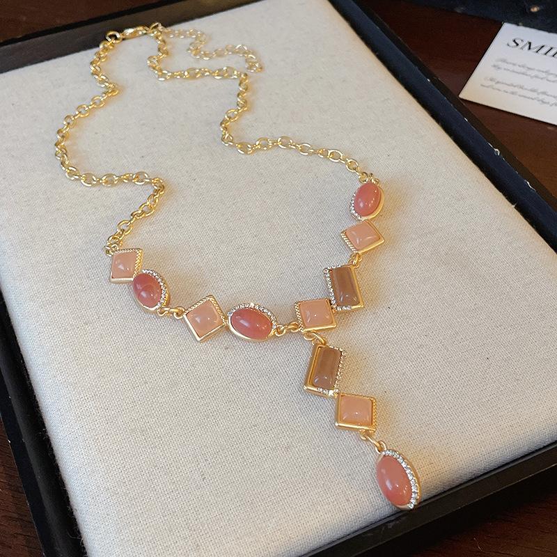 Vintage medieval diamond-encrusted geometric necklace autumn and winter high-end retro collarbone chain light luxury fashion temperament jewelry
Vintage medieval diamond-encrusted geometric necklace autumn and winter high-end retro collarbone chain light luxury fashion temperament jewelry