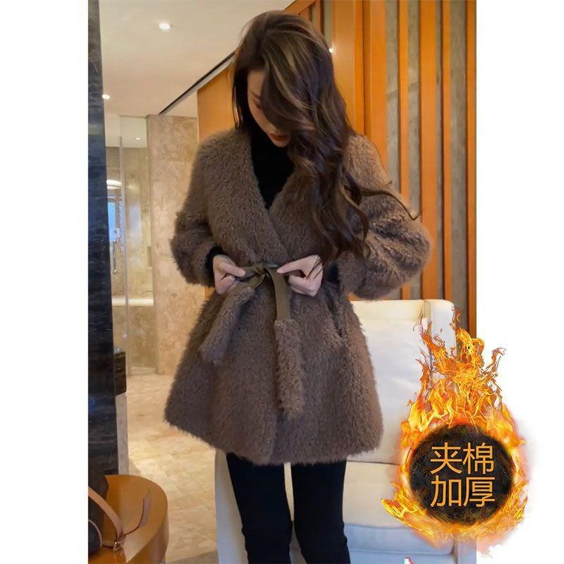 Маленькое мохнатое утолщенное пальто женское зимнее новое темпераментное кофейного цвета тонкий топ из искусственной кожи 2XL 130-72.5kg
Маленькое мохнатое утолщенное пальто женское зимнее новое темпераментное кофейного цвета тонкий топ из искусственной кожи 2XL 130-72.5kg