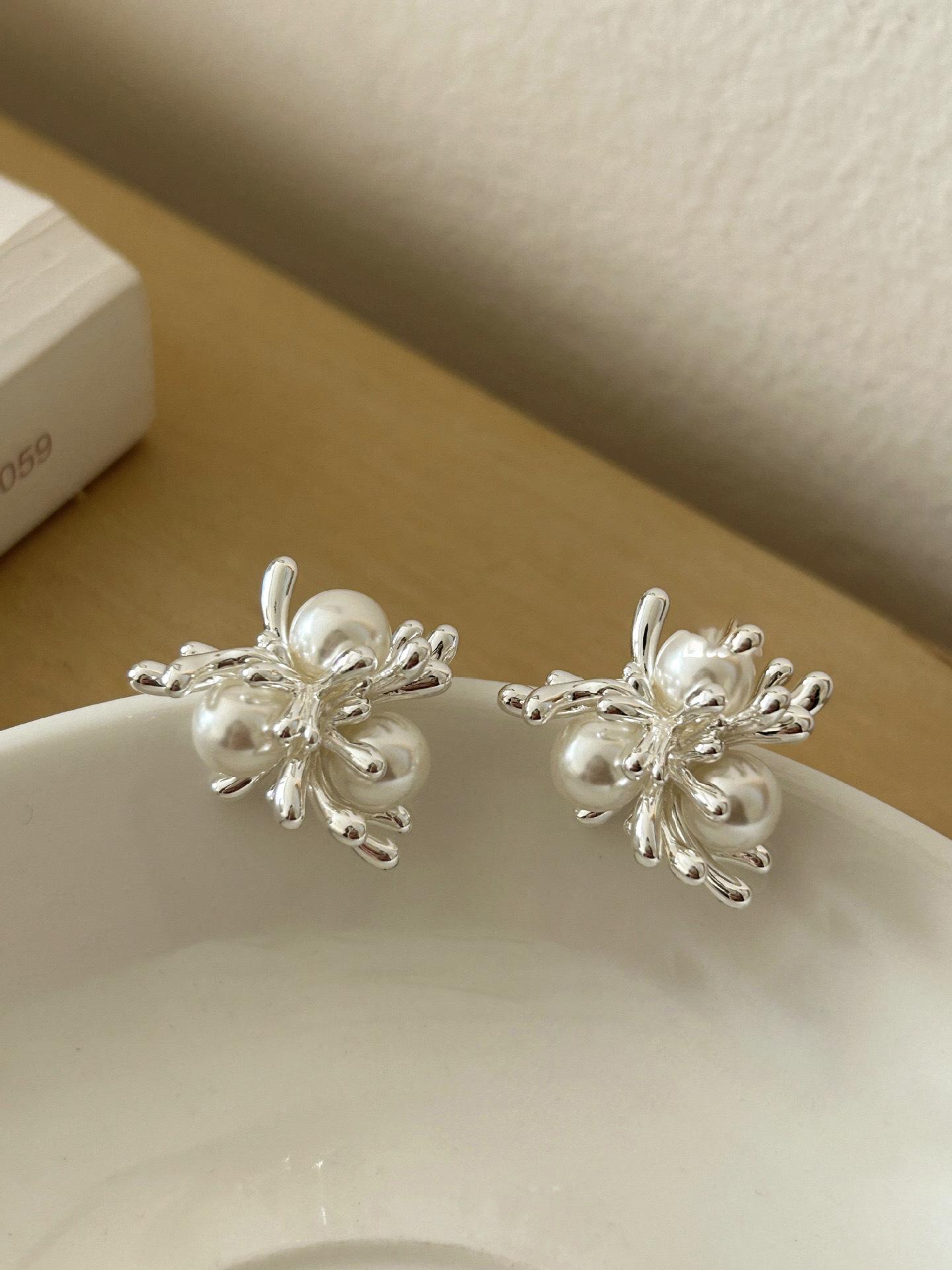 Жемчужные серьги-кисточки с серебряной иглой и цветочным дизайном – средневековый винтажный стиль для женщин
Жемчужные серьги-кисточки с серебряной иглой и цветочным дизайном – средневековый винтажный стиль для женщин