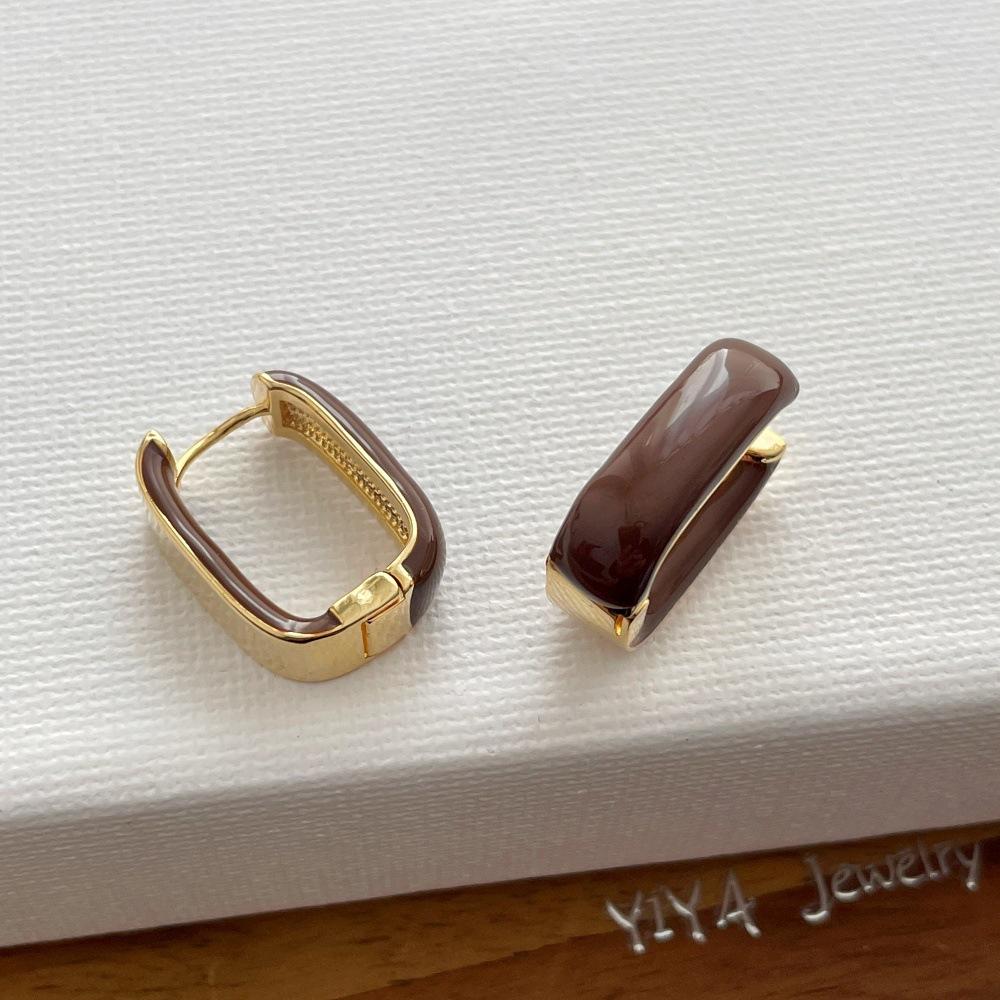 Simple Two Tone Metal Enamel Rectangle Square Hoop Earrings For Women 14K Real Gold Plated Copper Party Jewelry коричневий
Simple Two Tone Metal Enamel Rectangle Square Hoop Earrings For Women 14K Real Gold Plated Copper Party Jewelry коричневий
