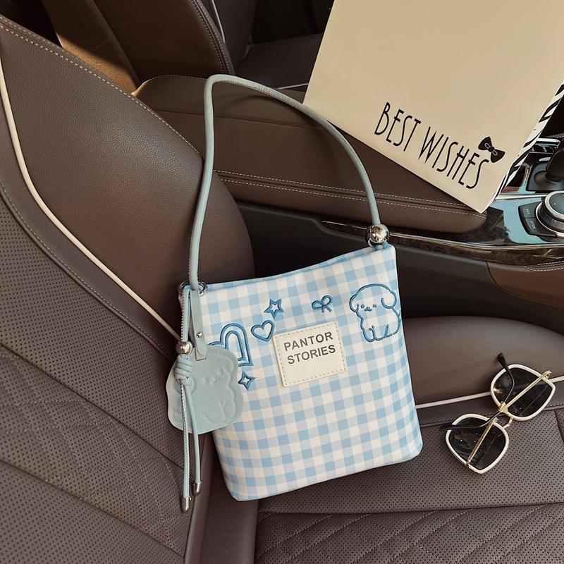 Canvas plaid bag cartoon puppy shoulder bag women s summer outing bag 2025 new casual oblique span handbag 21*10*12 синий
Canvas plaid bag cartoon puppy shoulder bag women s summer outing bag 2025 new casual oblique span handbag 21*10*12 синий