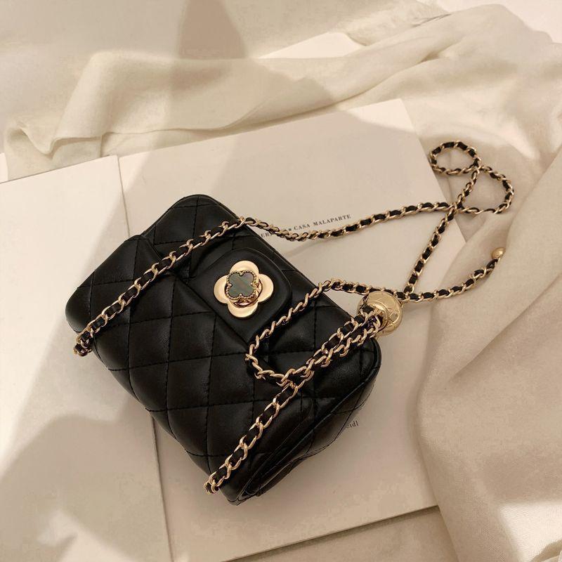 South Style Clover Quilted Chain Shoulder Fashion Women s Bag Black small size
South Style Clover Quilted Chain Shoulder Fashion Women s Bag Black small size