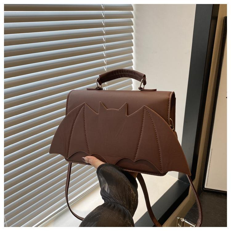 Портативная маленькая сумка для девочки 2025 новая европейская и американская сумка через плечо на Хэллоуин, персонализированная сумка-мессенджер в виде летучей мыши, забавная, модная, маленькая квадратная сумка
Портативная маленькая сумка для девочки 2025 новая европейская и американская сумка через плечо на Хэллоуин, персонализированная сумка-мессенджер в виде летучей мыши, забавная, модная, маленькая квадратная сумка