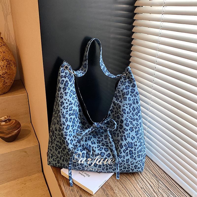 Вместительная сумка-тоут с леопардовым принтом, женская новая сумка на плечо в стиле кэжуал, универсальная, для учебы и работы джинсовый синий
Вместительная сумка-тоут с леопардовым принтом, женская новая сумка на плечо в стиле кэжуал, универсальная, для учебы и работы джинсовый синий