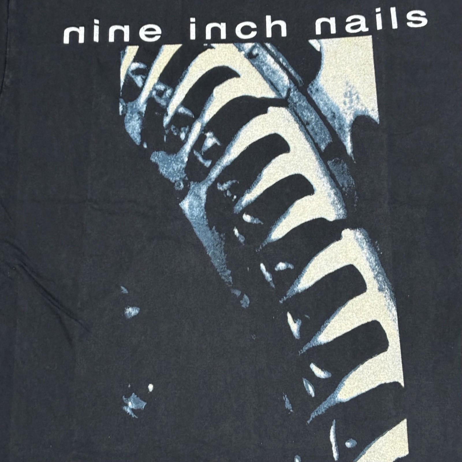 Винтажная футболка Nine Inch Nails Now I’m Nothing 1991 Размер L Однострочный шов РЕПРИНТ 4XL
Винтажная футболка Nine Inch Nails Now I’m Nothing 1991 Размер L Однострочный шов РЕПРИНТ 4XL