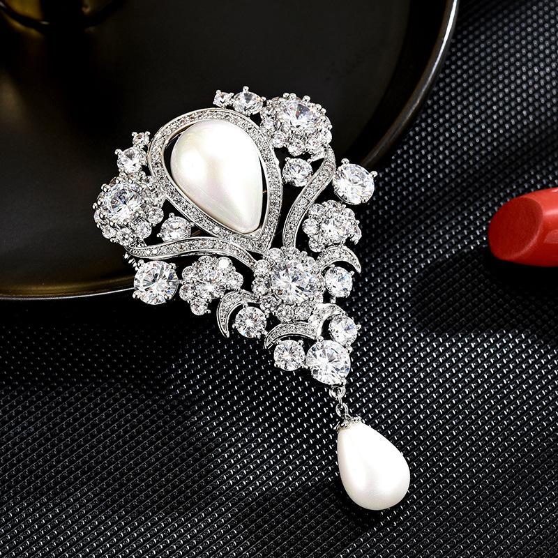 Women s Light Luxury Fashion Elegant Imitation Pearl Long Brooch Unique Design Versatile Daily Accessories
Women s Light Luxury Fashion Elegant Imitation Pearl Long Brooch Unique Design Versatile Daily Accessories