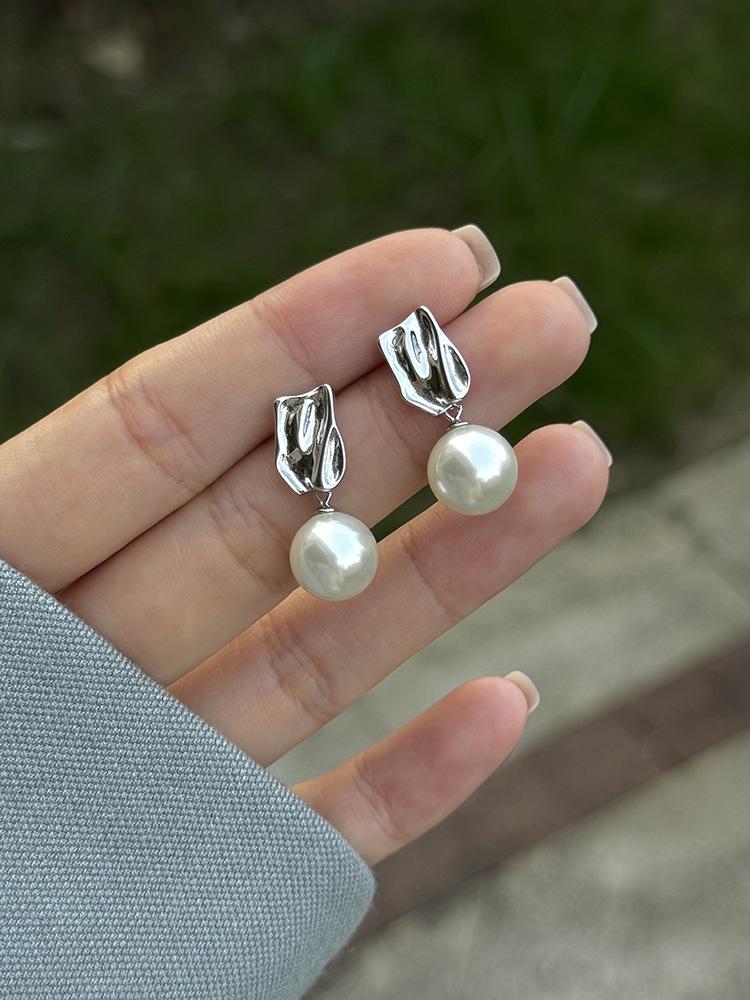 Cold French Pleated S Sterling Silver Pearl Pendant Earrings Premium Temperament Retro Earrings Women жемчужина белый
Cold French Pleated S Sterling Silver Pearl Pendant Earrings Premium Temperament Retro Earrings Women жемчужина белый