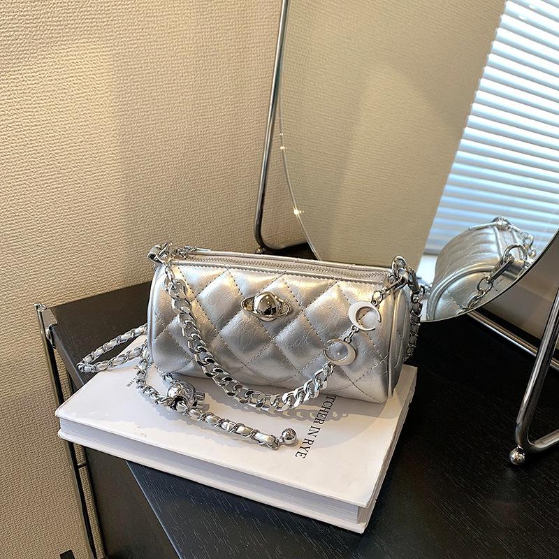 Luxury Diamond Lattice Chain Crossbody Bag: Fashion-Forward, Versatile Round Cylinder for Women 19x9x10 cm срібний
Luxury Diamond Lattice Chain Crossbody Bag: Fashion-Forward, Versatile Round Cylinder for Women 19x9x10 cm срібний