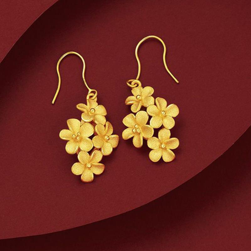 Gold flower earrings, simple and fashionable metal wind fringed ear hooks, niche retro design, new earrings.
Gold flower earrings, simple and fashionable metal wind fringed ear hooks, niche retro design, new earrings.