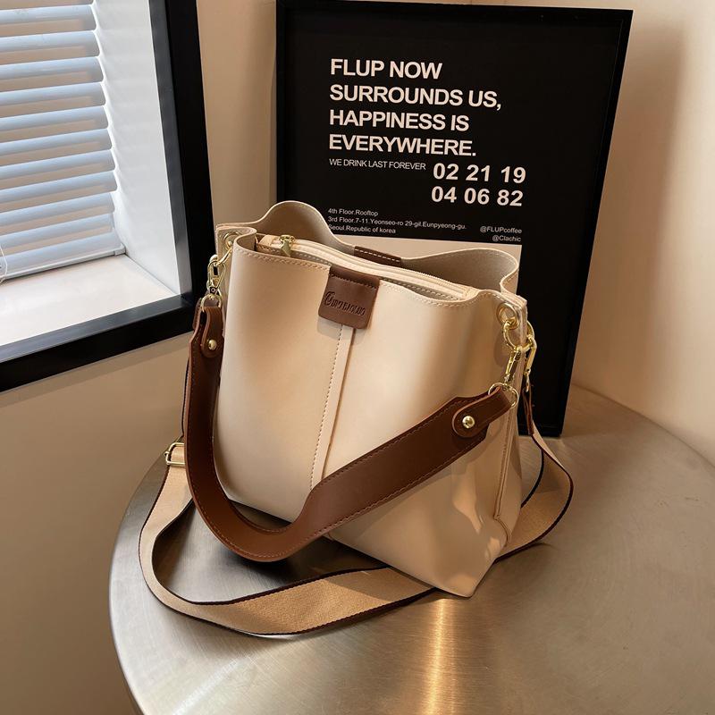 Women s 2025 Retro Large Capacity Bucket Bag - Wide Strap Crossbody, Single Shoulder, Tote Handbag грязно-белый
Women s 2025 Retro Large Capacity Bucket Bag - Wide Strap Crossbody, Single Shoulder, Tote Handbag грязно-белый