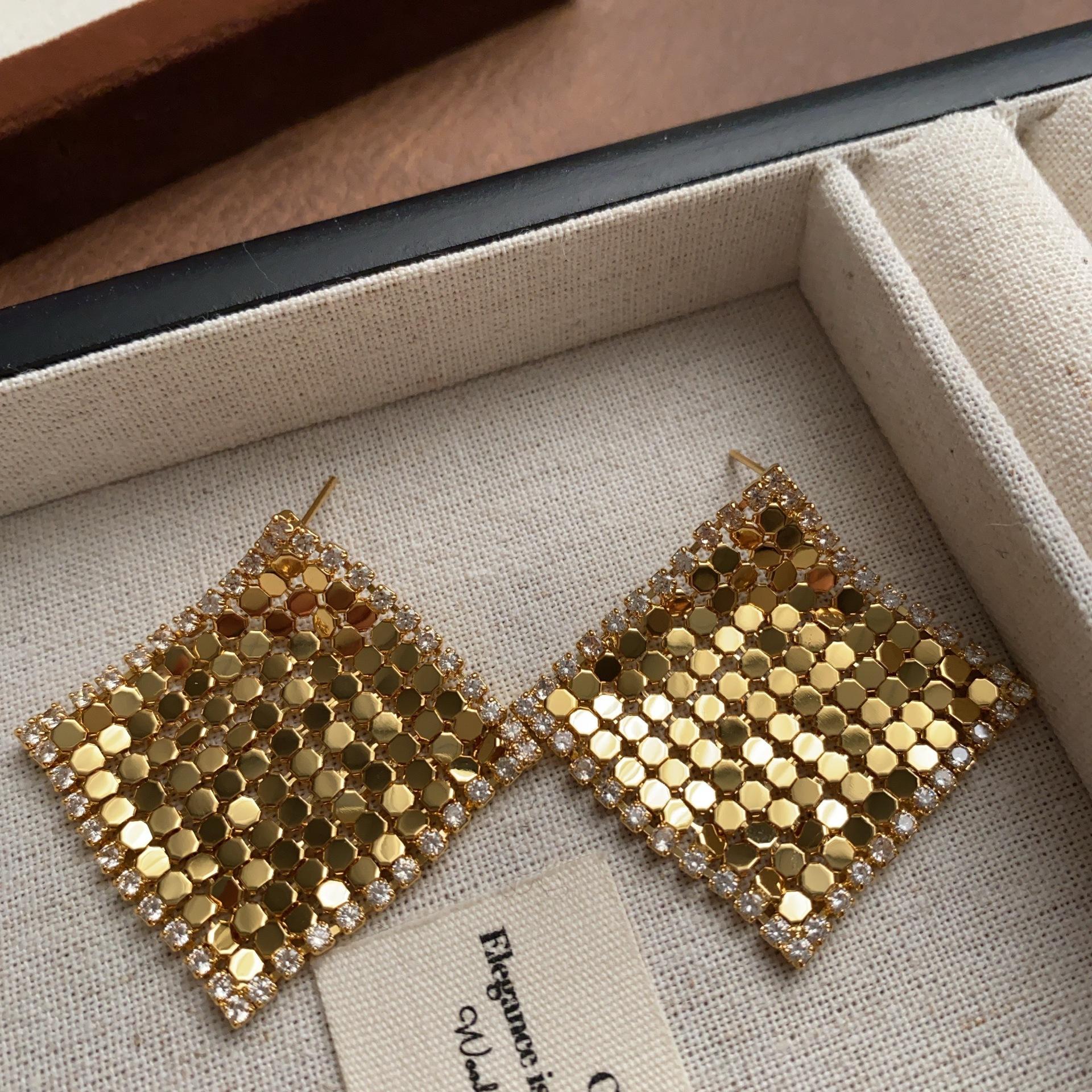 Fashion sequined mesh square stud earrings, minimalist zircon sparkle, light luxury, daily commuter earrings, women
Fashion sequined mesh square stud earrings, minimalist zircon sparkle, light luxury, daily commuter earrings, women