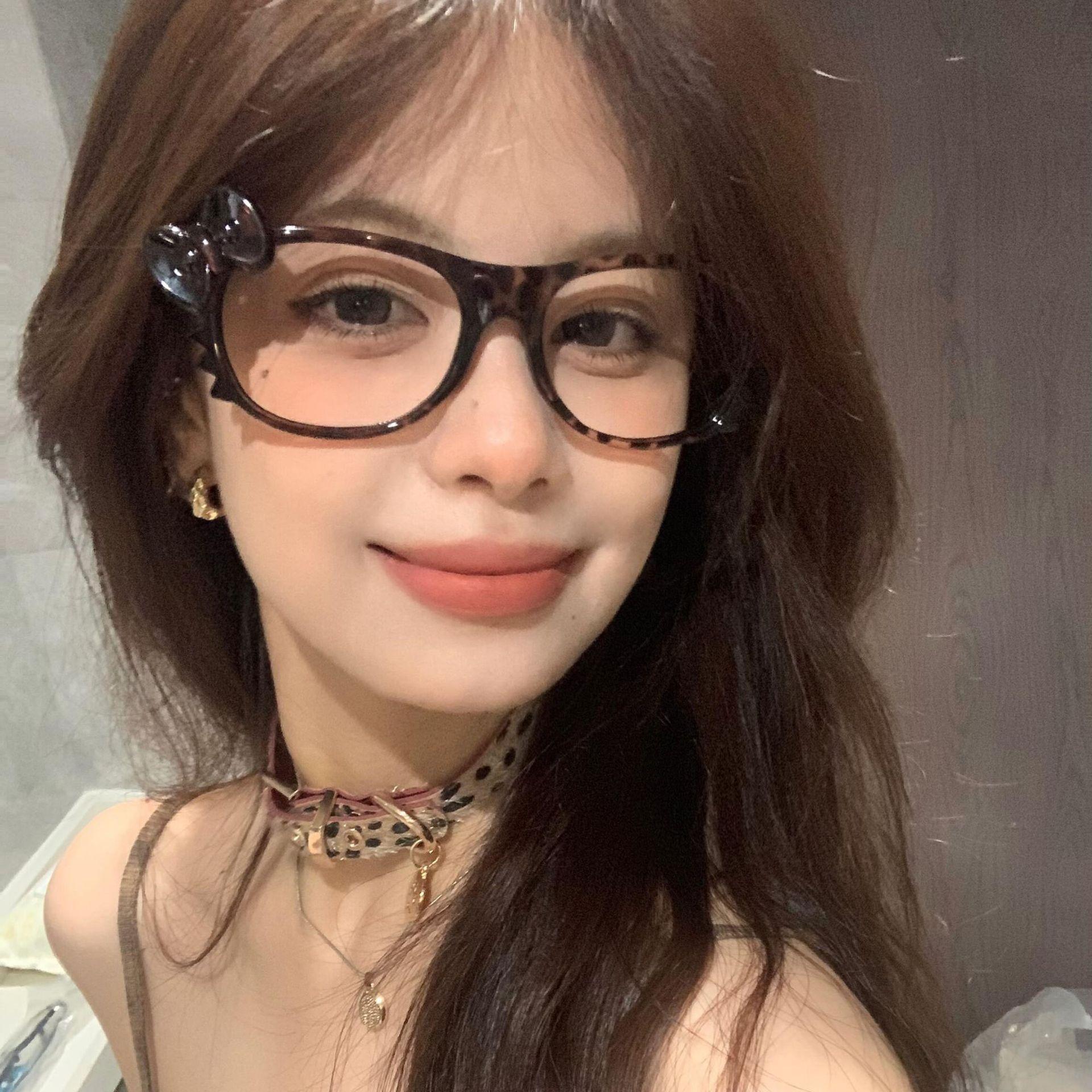 Leopard print glasses frame classic cute tortoiseshell color millennial retro photo no makeup artifact empty frame
Leopard print glasses frame classic cute tortoiseshell color millennial retro photo no makeup artifact empty frame