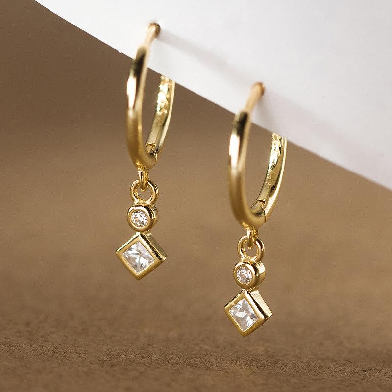 Simple 925 Silver Zircon Geometric Square Pendant Hoop Earrings Fashionable Women s Piercing Party Jewelry золотой
Simple 925 Silver Zircon Geometric Square Pendant Hoop Earrings Fashionable Women s Piercing Party Jewelry золотой