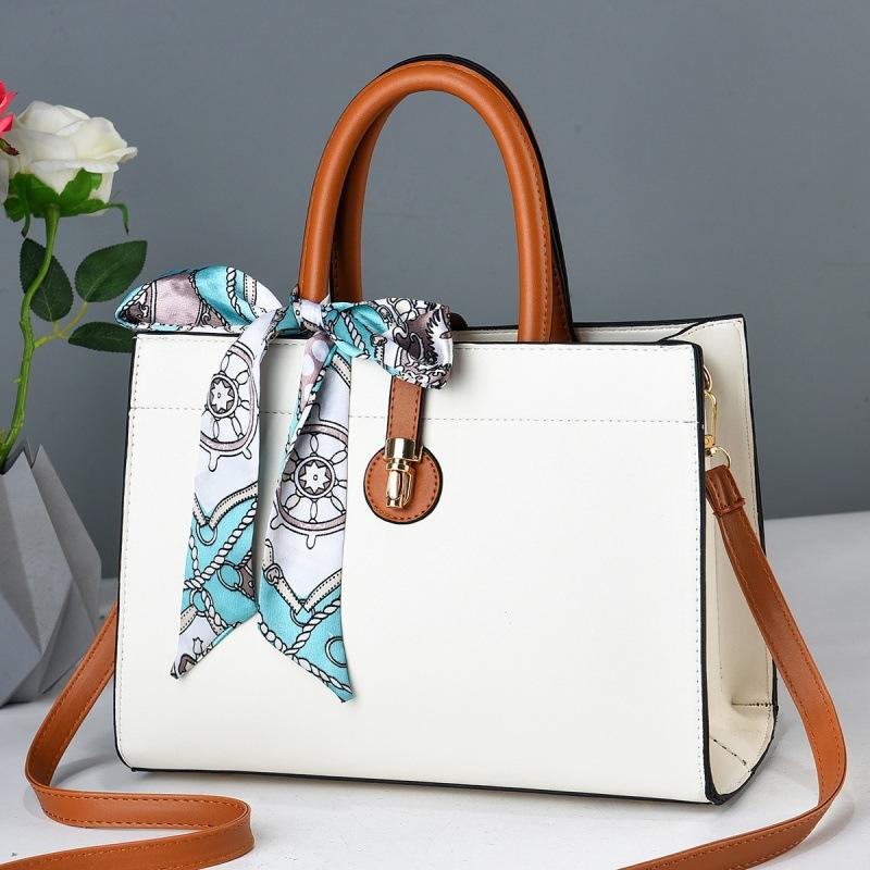 Fashion women s bag large capacity messenger mother model solid color simple texture small bag Length 30cm Width 13cm Height 22cm чёрный
Fashion women s bag large capacity messenger mother model solid color simple texture small bag Length 30cm Width 13cm Height 22cm чёрный