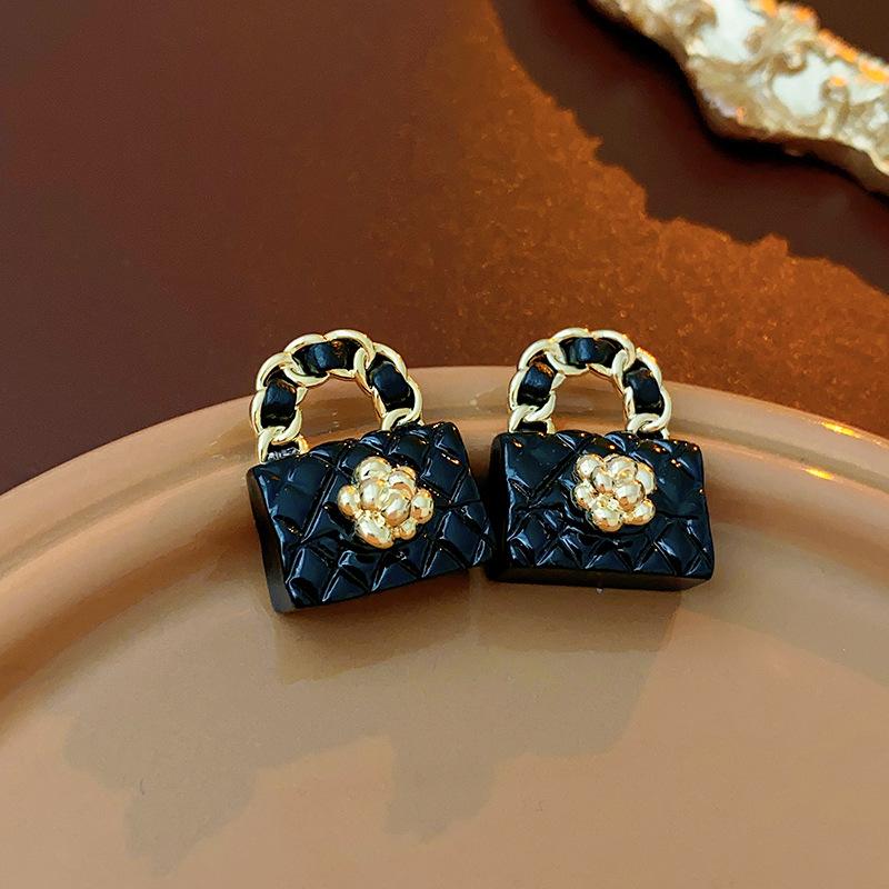 Xiaoxiangfeng flower handbag bag, artificial leather silver needle earrings, niche French retro premium earrings
Xiaoxiangfeng flower handbag bag, artificial leather silver needle earrings, niche French retro premium earrings