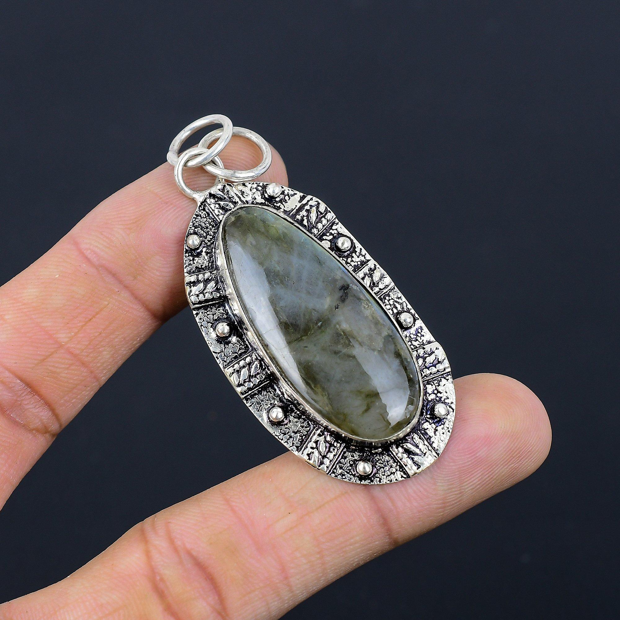 Подарунок для неї Ювелірна підвіска з натуральним лабрадоритом зі стерлінгового срібла 925 проби
Подарунок для неї Ювелірна підвіска з натуральним лабрадоритом зі стерлінгового срібла 925 проби