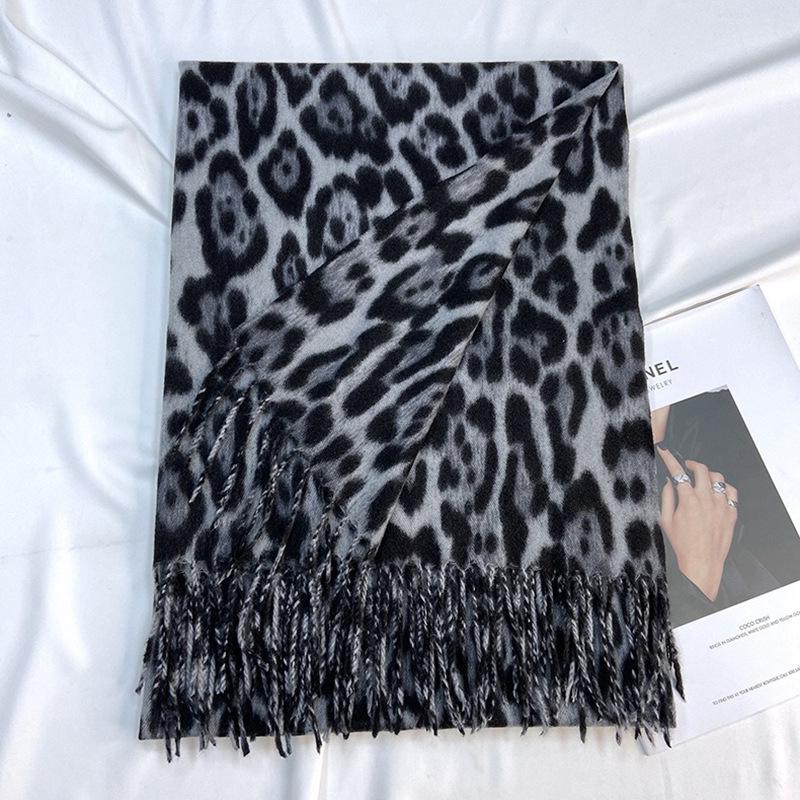 Жіночий зимовий шарф з леопардовим принтом та китицями, на дотик як кашемір: Класична, Тепла та Універсальна Шаль 70*180cm
Жіночий зимовий шарф з леопардовим принтом та китицями, на дотик як кашемір: Класична, Тепла та Універсальна Шаль 70*180cm