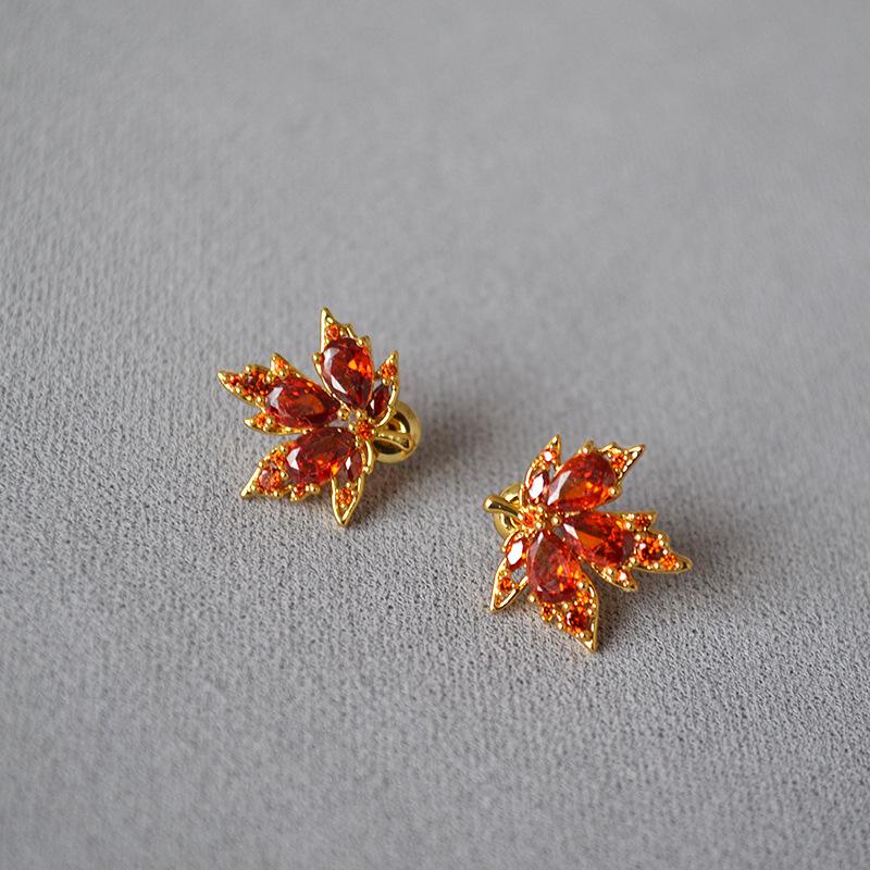Japanese-Korean Sparkling Orange-Red Zircon Maple Leaf 925 Silver Retro Mori Style Stud Earrings for Women
Japanese-Korean Sparkling Orange-Red Zircon Maple Leaf 925 Silver Retro Mori Style Stud Earrings for Women