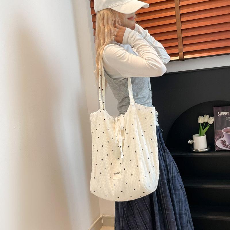 Summer large capacity high-end commuting tote bag for women 2026 new lightweight white canvas shoulder bag
Summer large capacity high-end commuting tote bag for women 2026 new lightweight white canvas shoulder bag