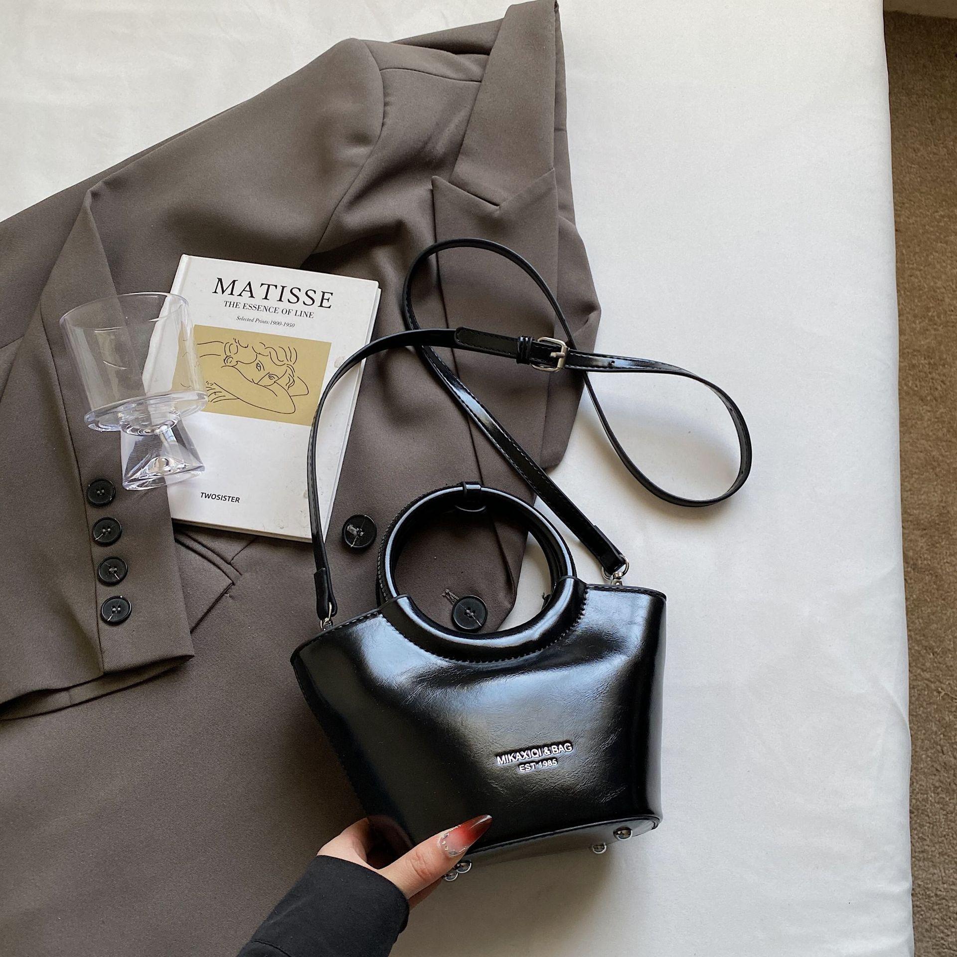 This year s popular small bag women s 2025 new fashion niche shoulder messenger bag texture commuter bucket bag чёрный
This year s popular small bag women s 2025 new fashion niche shoulder messenger bag texture commuter bucket bag чёрный