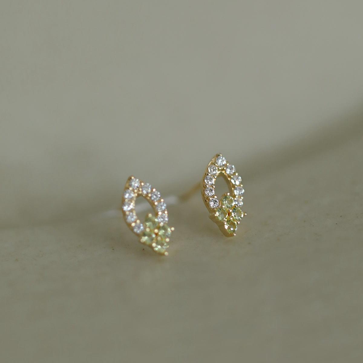 925 Sterling Silver Plating 14K Gold Inlaid Shiny Zircon Geometry Earrings for Women Fashion Temperament Party Jewelry Gift Silver
925 Sterling Silver Plating 14K Gold Inlaid Shiny Zircon Geometry Earrings for Women Fashion Temperament Party Jewelry Gift Silver