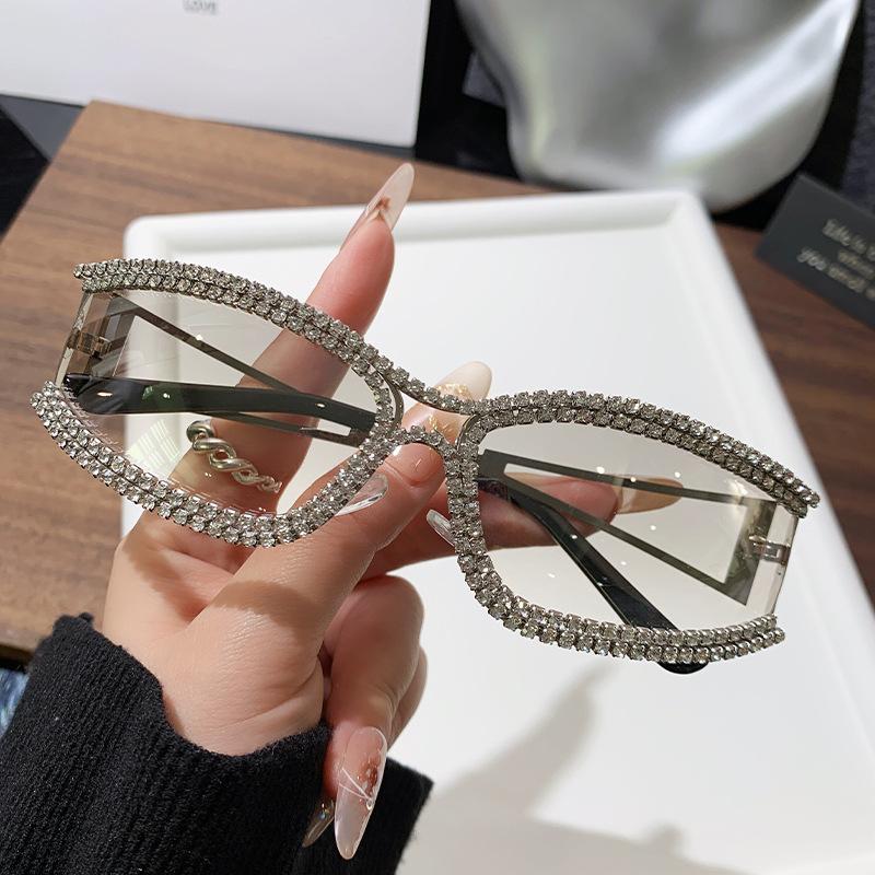 vintage full crystal shiny sunglasses for women new fashion alloy Y2K sun glasses ladies rhinestone sexy eyewear party shades as picture срібний
vintage full crystal shiny sunglasses for women new fashion alloy Y2K sun glasses ladies rhinestone sexy eyewear party shades as picture срібний