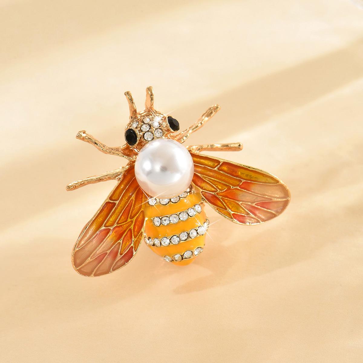 Элегантная брошь в виде пчелы со стразами - уникальный аксессуар в виде насекомого с эмалью
Элегантная брошь в виде пчелы со стразами - уникальный аксессуар в виде насекомого с эмалью