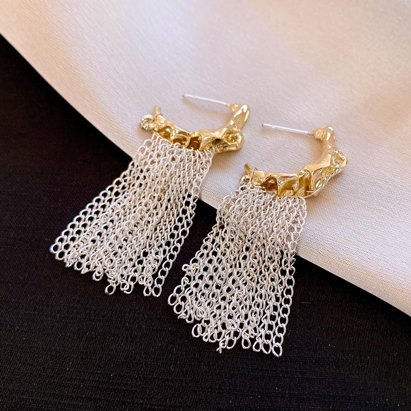 European and American cold wind C-shaped pleated fringed earrings, stud earrings, personalized simple earrings
European and American cold wind C-shaped pleated fringed earrings, stud earrings, personalized simple earrings