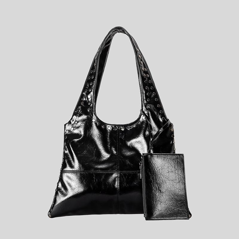 Retro Rivet Large Capacity Shoulder Bag European And American Motorcycle Style Underarm Bag Explosive Handheld Tote Bag
Retro Rivet Large Capacity Shoulder Bag European And American Motorcycle Style Underarm Bag Explosive Handheld Tote Bag