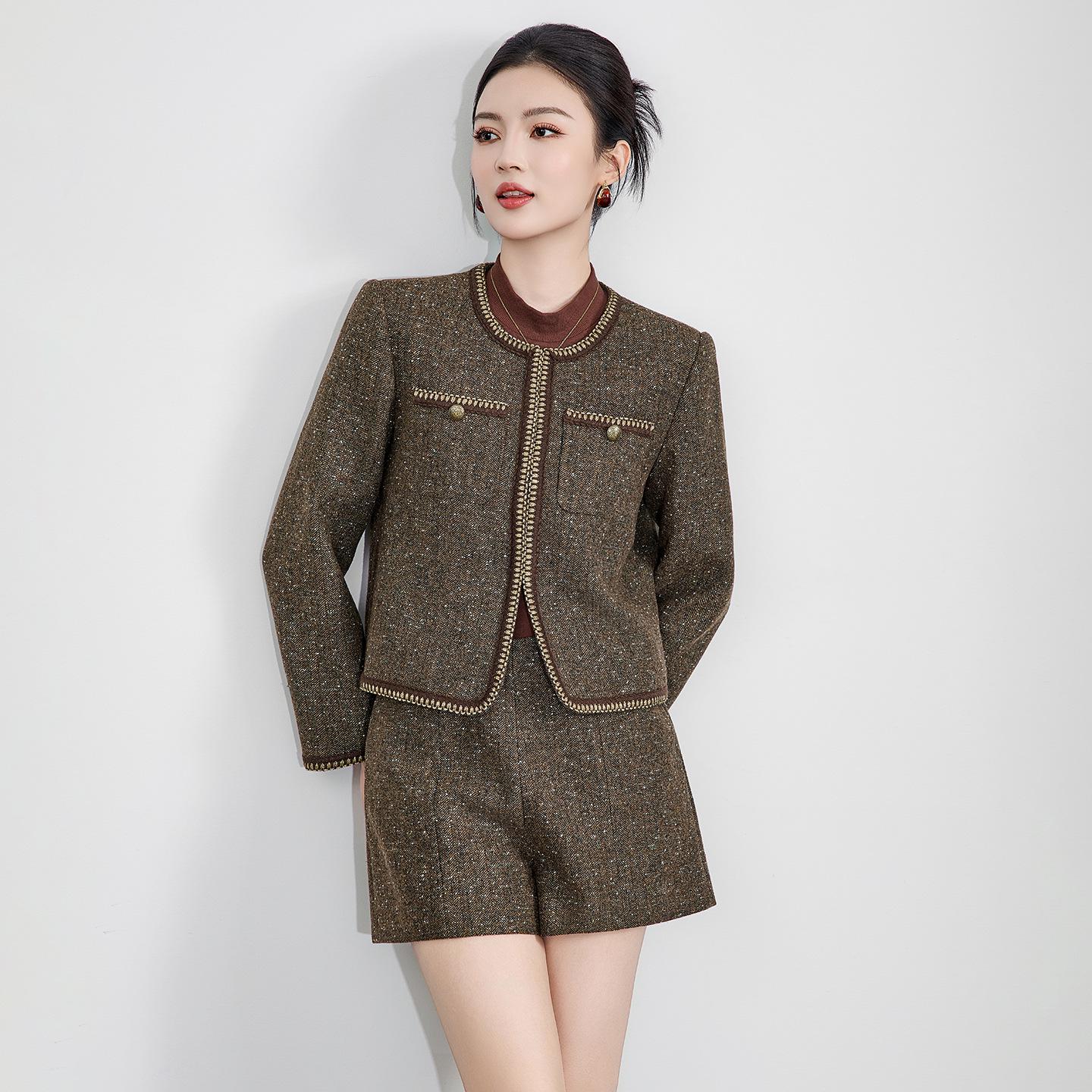 Nanyou High-Quality Gold Herringbone Wool Jacket & Shorts Women s Autumn/Winter Set XL світлого кольору хакі
Nanyou High-Quality Gold Herringbone Wool Jacket & Shorts Women s Autumn/Winter Set XL світлого кольору хакі