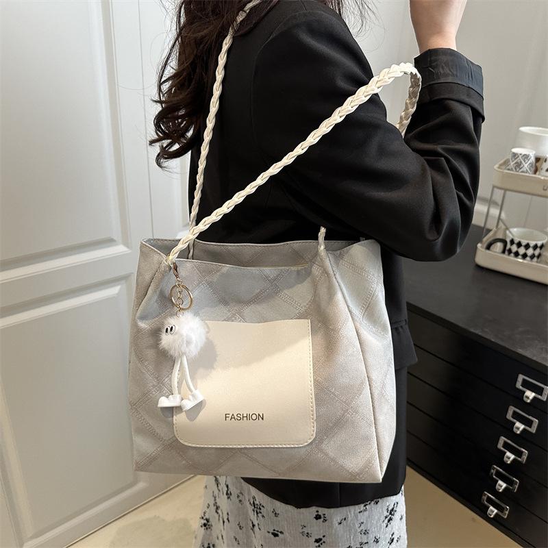 Women s large-capacity textured rhombus handbag spring new personalized underarm bag tote bag No pendant серый
Women s large-capacity textured rhombus handbag spring new personalized underarm bag tote bag No pendant серый