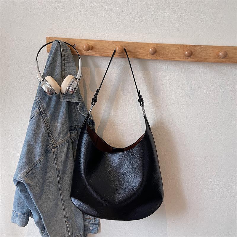 Retro large-capacity solid color popular 2025 simple autumn new texture casual simple shoulder tote tote bag
Retro large-capacity solid color popular 2025 simple autumn new texture casual simple shoulder tote tote bag