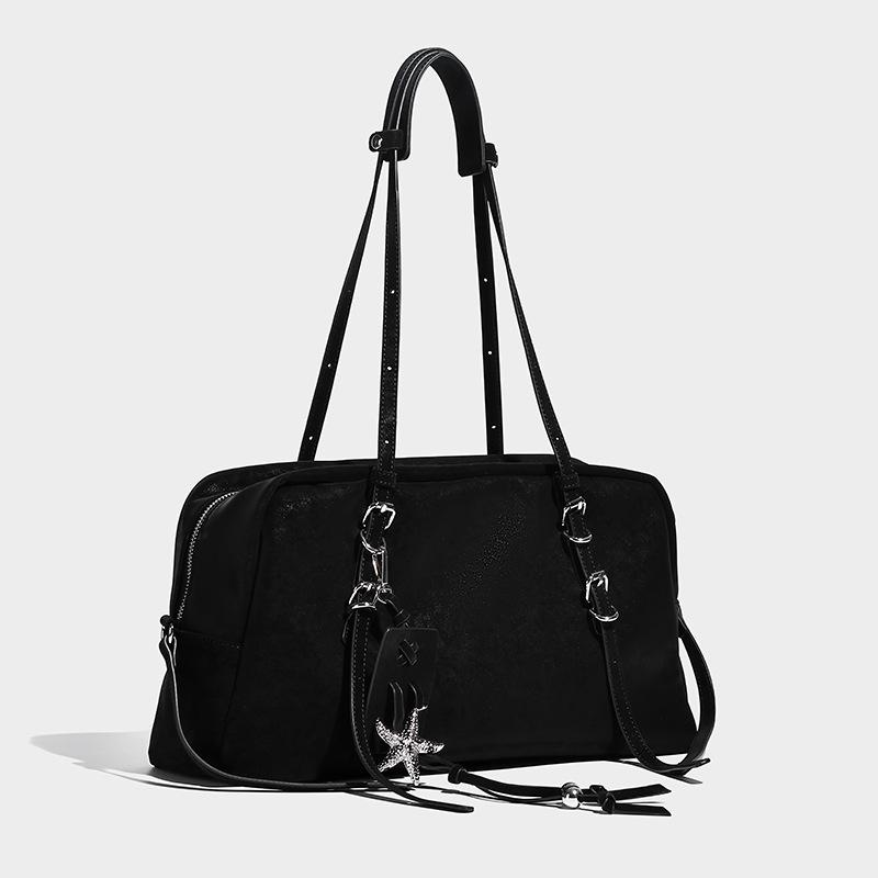 New stylish commuter handbag for women, niche large-capacity shoulder underarm bag, high-end Boston pillow bag 38*12*22CM чёрный
New stylish commuter handbag for women, niche large-capacity shoulder underarm bag, high-end Boston pillow bag 38*12*22CM чёрный