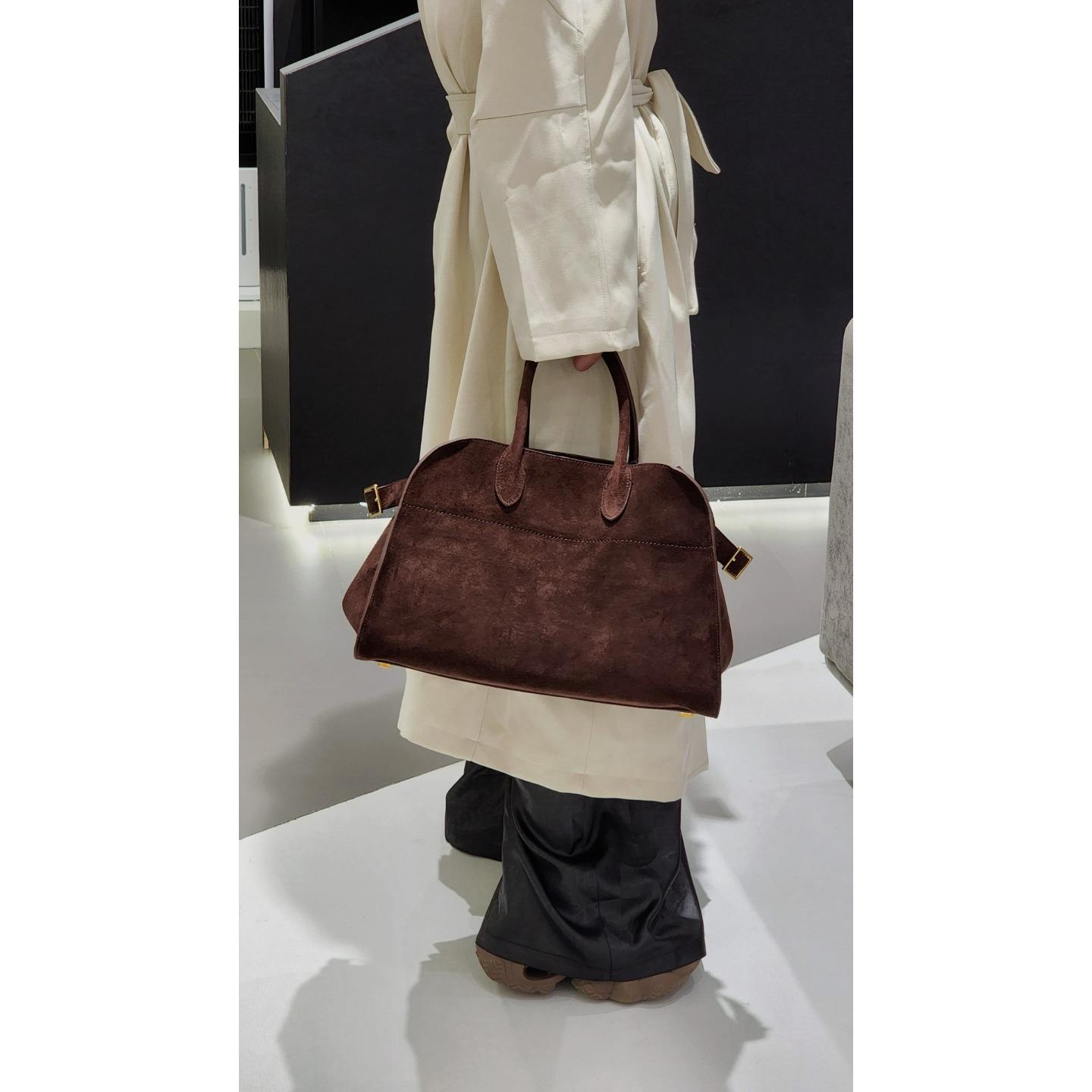 Margaux15 Single-shoulder Handbag Suede Tote Large Capacity Cross-body Women s Cowhide Commuting Bag Small 25x15x19 латте
Margaux15 Single-shoulder Handbag Suede Tote Large Capacity Cross-body Women s Cowhide Commuting Bag Small 25x15x19 латте