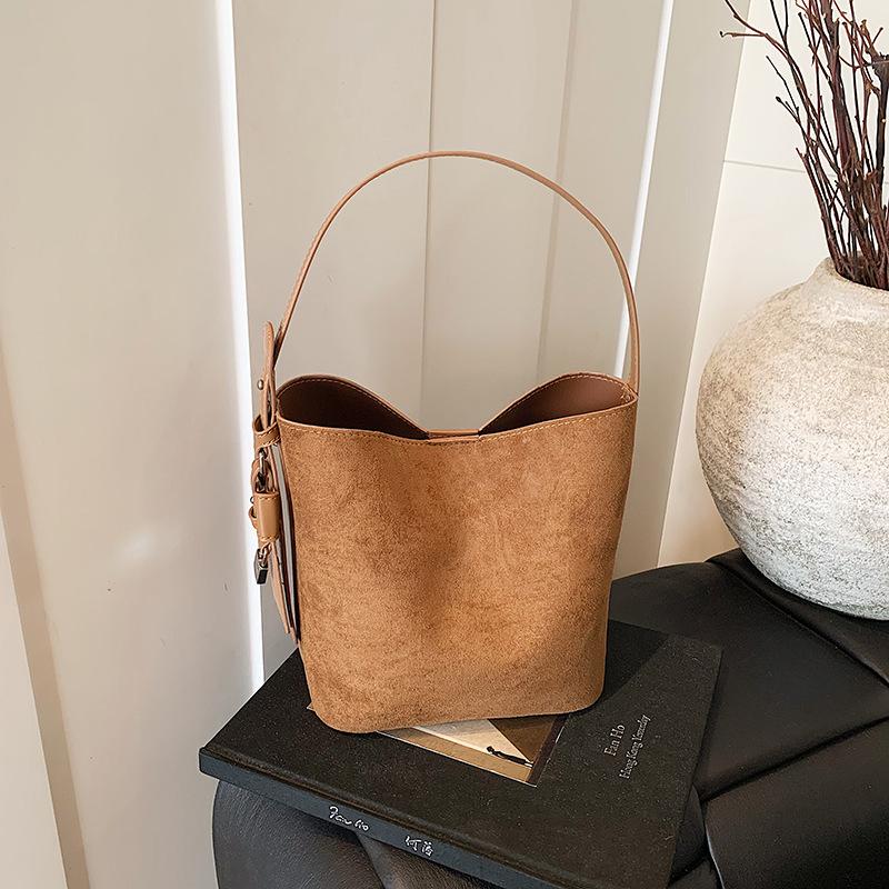 Hot-selling fashionable large-capacity retro women s bags, new shoulder bags, simple crossbody bucket bags, underarm bags. коричневый
Hot-selling fashionable large-capacity retro women s bags, new shoulder bags, simple crossbody bucket bags, underarm bags. коричневый