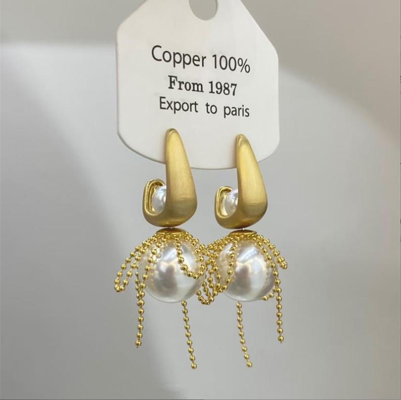 Autumn-Winter Multi-Wear Pearl Tassel Earrings: Fashionable, Versatile, and High-End Feel Studs, Super Shiny Niche Design.
Autumn-Winter Multi-Wear Pearl Tassel Earrings: Fashionable, Versatile, and High-End Feel Studs, Super Shiny Niche Design.