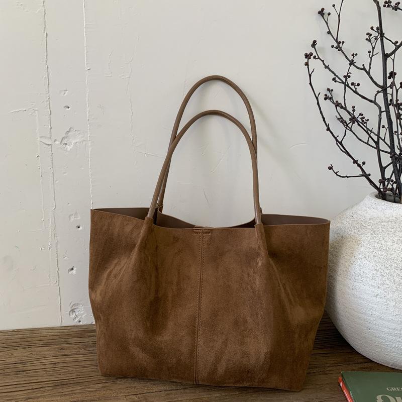 Retro simple and fashionable large-capacity bag autumn and winter new bag 2025 casual women s personalized tote bag коричневый
Retro simple and fashionable large-capacity bag autumn and winter new bag 2025 casual women s personalized tote bag коричневый