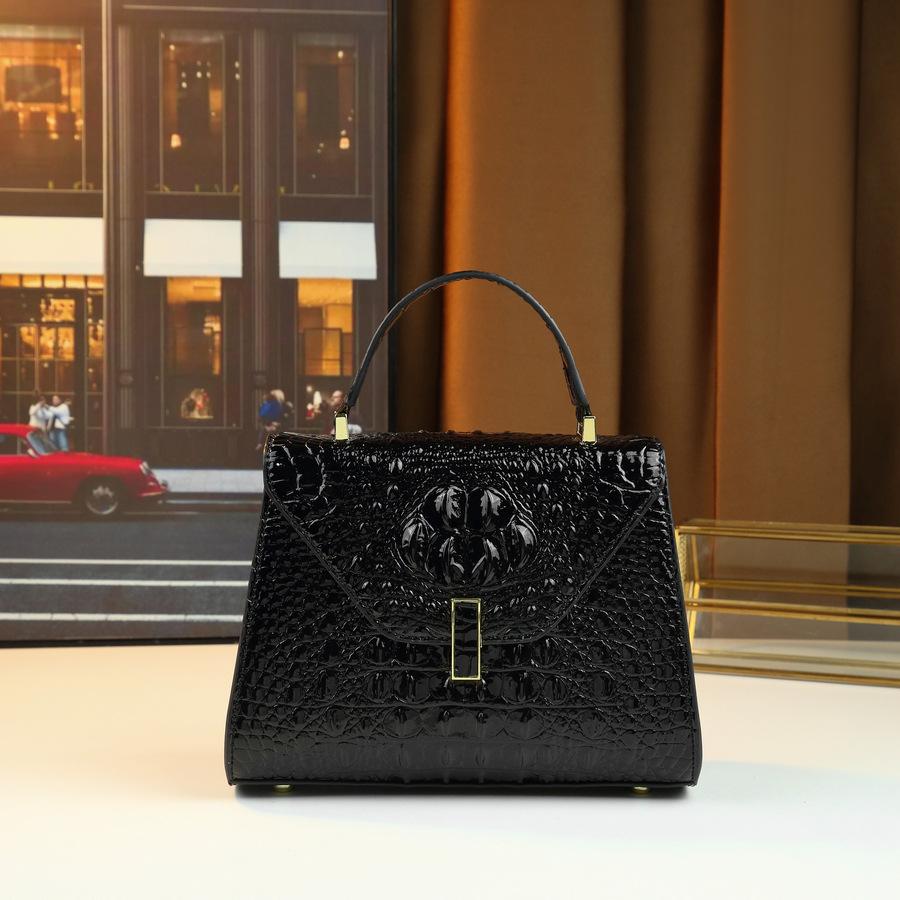 New Crocodile Pattern Twist Lock Women s Classic Versatile Handbag Fashion Shoulder Crossbody Bag Large Capacity Bag чорний
New Crocodile Pattern Twist Lock Women s Classic Versatile Handbag Fashion Shoulder Crossbody Bag Large Capacity Bag чорний