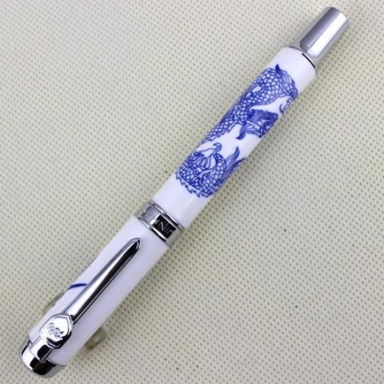 Роскошная перьевая ручка Jinhao950 с синим и белым фарфоровым драконом, среднее перо 18KGP 
Роскошная перьевая ручка Jinhao950 с синим и белым фарфоровым драконом, среднее перо 18KGP