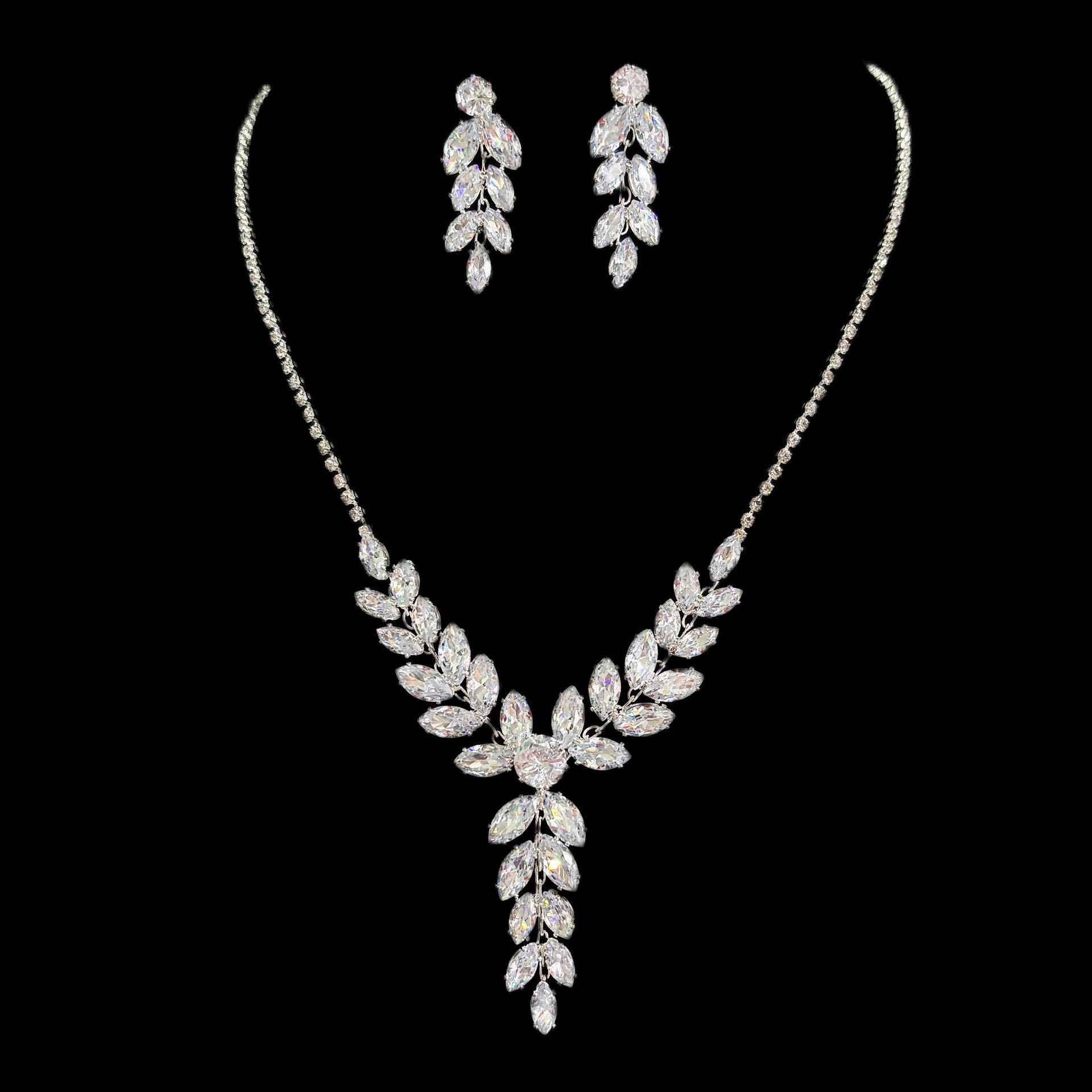 Premium Zircon Necklace Earrings Set Personalized Light Luxury Leaf Design Women S Collarbone Chain Stud Earrings Jewelry серебряный
Premium Zircon Necklace Earrings Set Personalized Light Luxury Leaf Design Women S Collarbone Chain Stud Earrings Jewelry серебряный