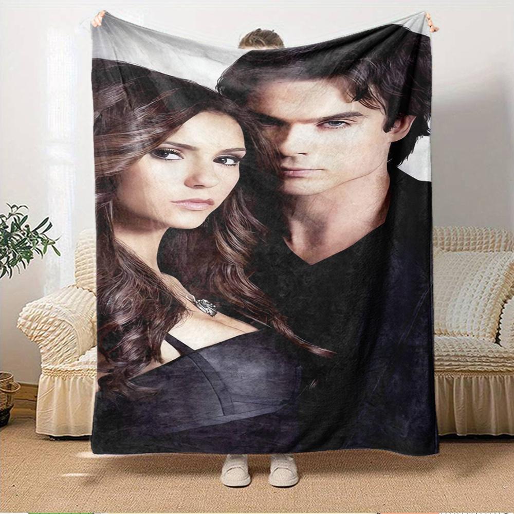 1pc Vampire,Romance,DramaDigital Print Fleece Blanket - Contemporary Style, Suitable for All Seasons, Perfect for Home, Travel, or Camping - 150x180cm
1pc Vampire,Romance,DramaDigital Print Fleece Blanket - Contemporary Style, Suitable for All Seasons, Perfect for Home, Travel, or Camping - 150x180cm