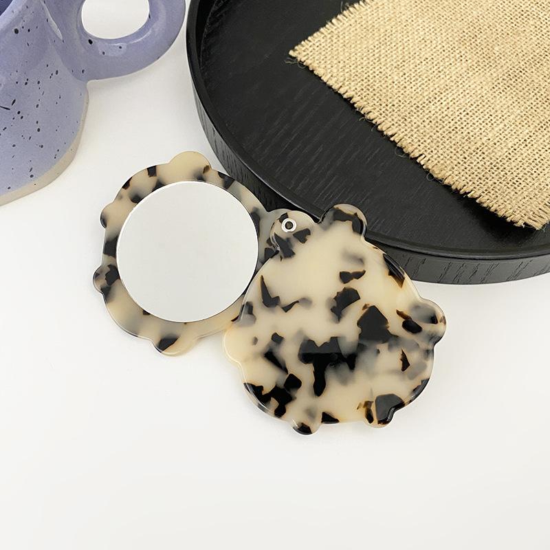 Creative Personalized Cartoon Shaped Makeup Mirror Japanese Korean Style Fashion Vinegar Small Round Women s Outdoor Repair Portable Length 7.5, Width 7.5
Creative Personalized Cartoon Shaped Makeup Mirror Japanese Korean Style Fashion Vinegar Small Round Women s Outdoor Repair Portable Length 7.5, Width 7.5