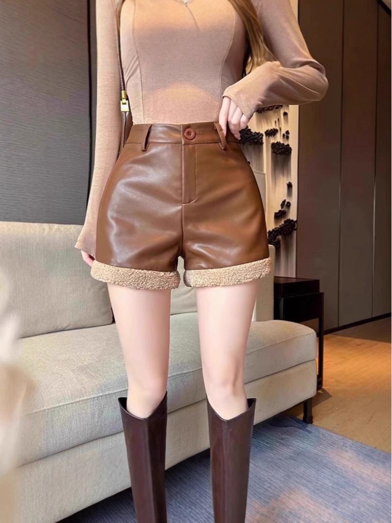 Women s Plus Size PU Leather High Waist Lambswool Patchwork Shorts: Autumn/Winter 2024 Wide Leg Casual Wear 2XL
Women s Plus Size PU Leather High Waist Lambswool Patchwork Shorts: Autumn/Winter 2024 Wide Leg Casual Wear 2XL