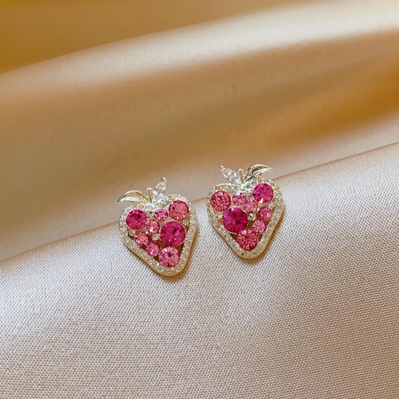Pink zircon strawberry earrings are beautiful and unique, beautiful stud earrings, new fashion earrings, niche and unique
Pink zircon strawberry earrings are beautiful and unique, beautiful stud earrings, new fashion earrings, niche and unique